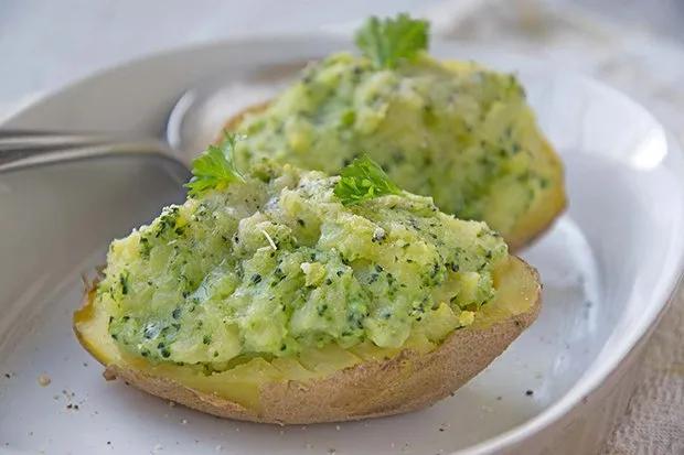 Gefüllte Kartoffeln mit Broccoli und Parmesan - GuteKueche.ch