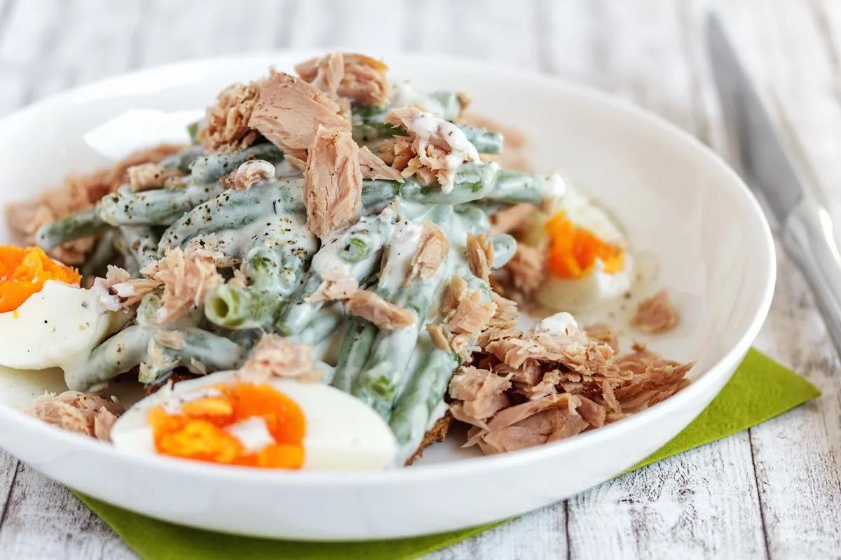 Rezept: Thunfisch-Bohnen-Salat mit Ei und Joghurt-Dressing mit Anchovis ...