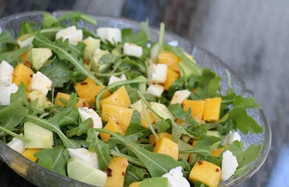 Rucola Salat mit Mango für 15 Minuten zubereiten: super exotisch &amp; lecker!