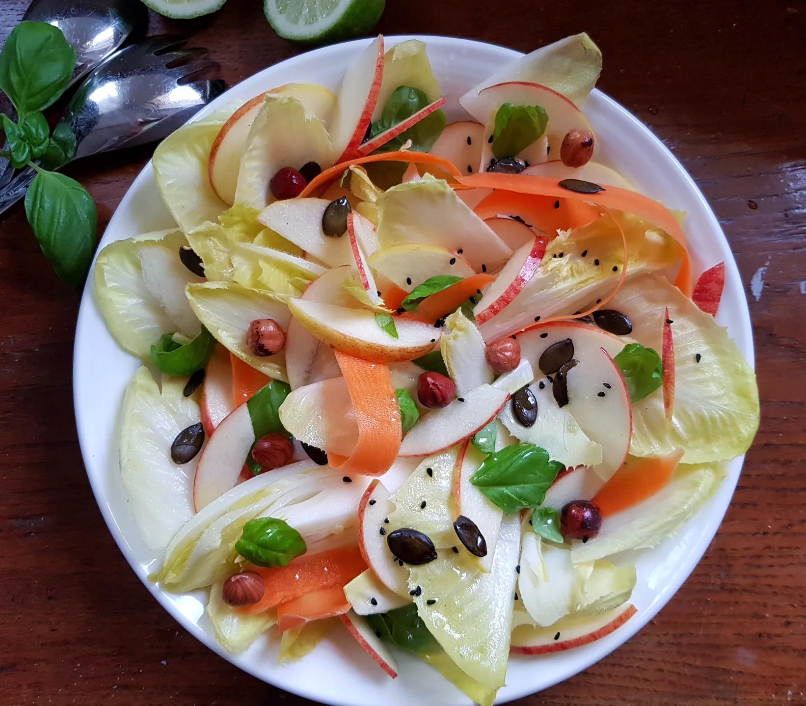Knackiger Salat mit Chicorée, Apfel &amp; Nüssen – Schmeck den Süden