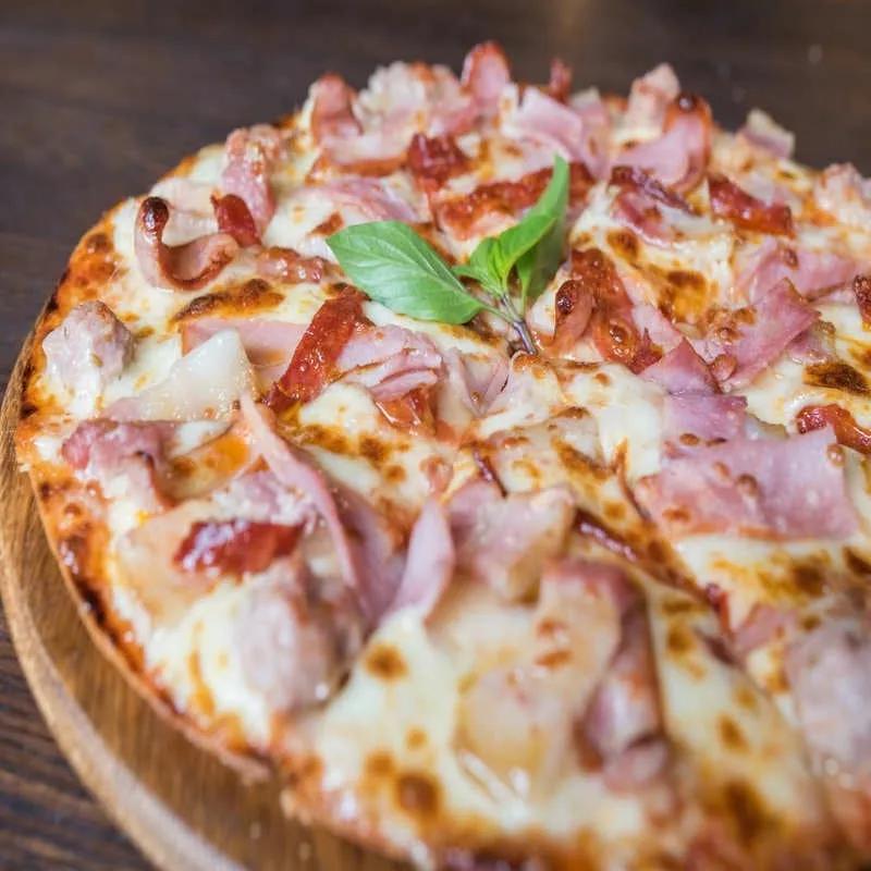 Pizza mit Schinken selber backen - ein Genuss für die Seele!