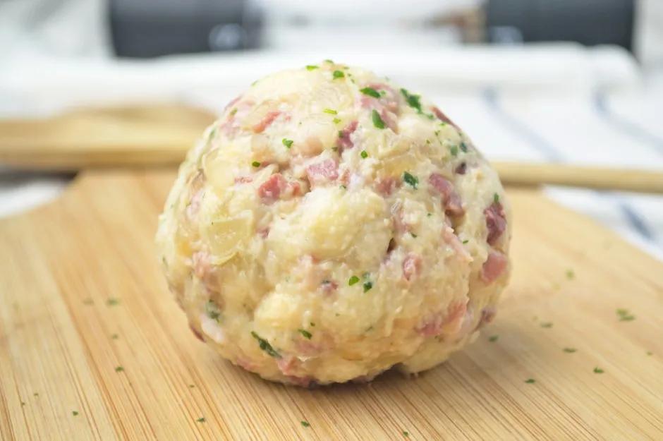 Semmelknödel mit Speck - Rezept