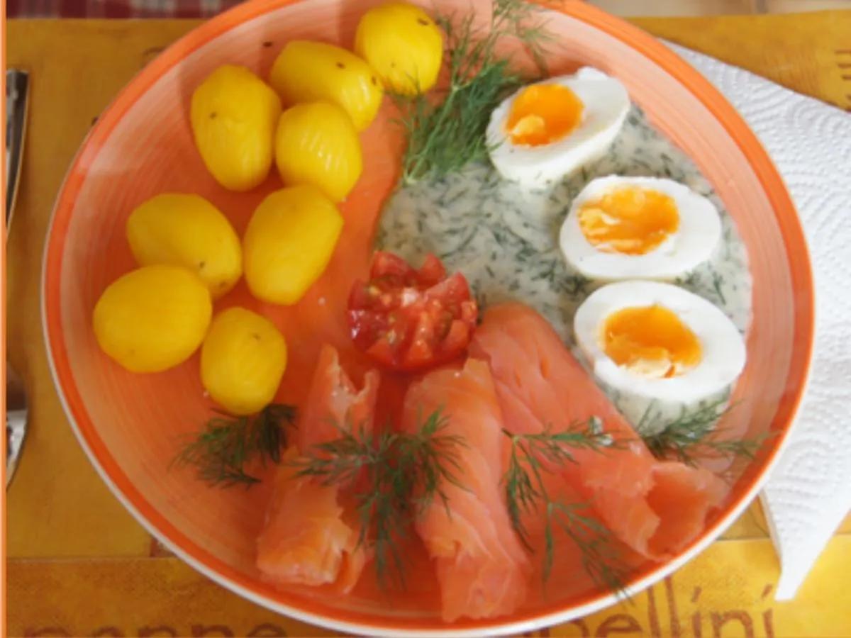 Gekochte Eier in Dillsauce mit geräucherten Lachs und Drillingen ...