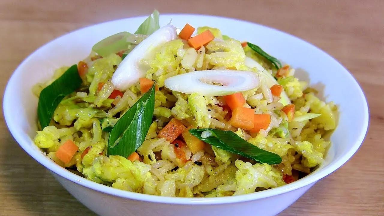Gebratener Asia Reis mit EI-gebratener Reis asiatisch-fried rice ...