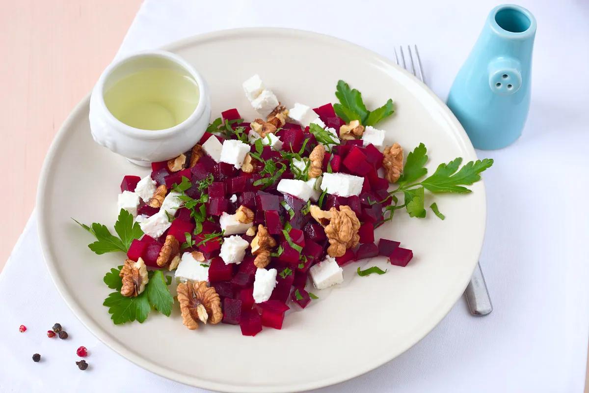 Rote Bete Salat mit Feta, Walnüssen und Petersilie – mein-dolcevita.de