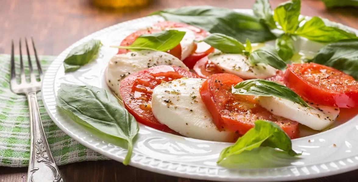 Caprese - Tomaten mit Mozzarella - pointer.de | Italienische gerichte ...