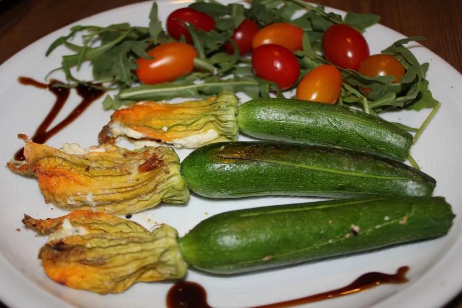 Campus-Mainz: Gegrillte Zucchini mit gefüllten Blüten an Salatbeilage