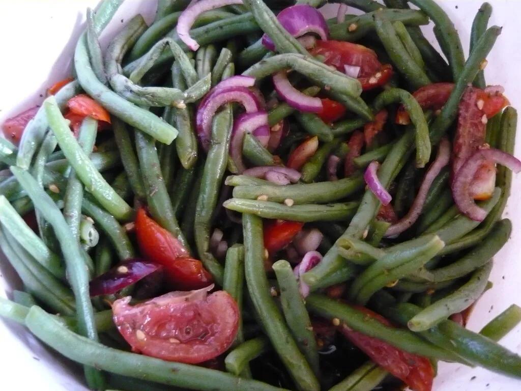 Salat aus grünen Bohnen und Tomaten - einfach &amp; lecker | DasKochrezept.de