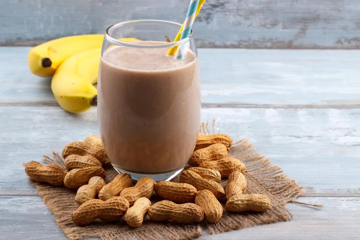 Veganer Bananen Milchshake mit Erdnussbutter und Kakao