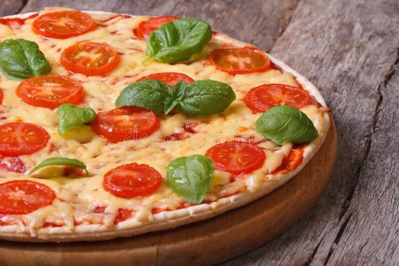 Pizza Della Margarita Con I Pomodori, Il Formaggio Ed Il Basilico ...