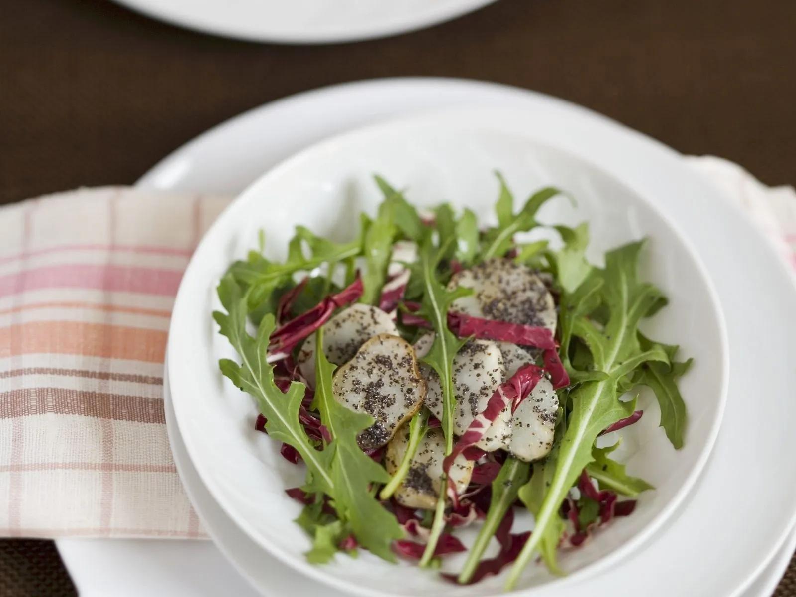 Salat mit Topinambur, Rauke und Radicchio Rezept | EAT SMARTER