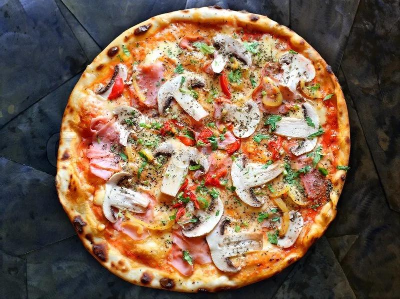 Appetitlich Pizza mit Pilzen Speck auf ... | Stock Bild | Colourbox