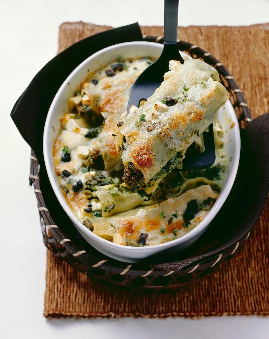 Griechische Cannelloni mit Hackfleisch, … – Bild kaufen – 373856 Image ...