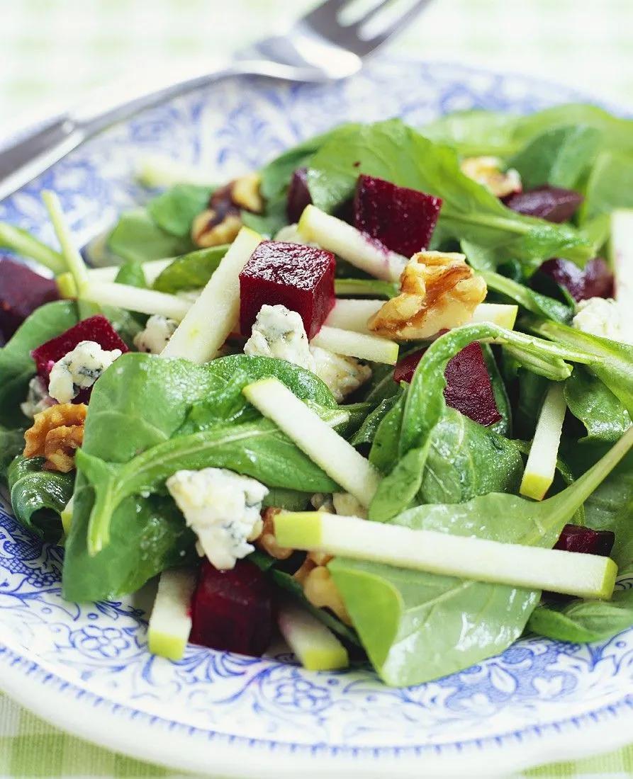 Salat mit Spinat, Roter Bete, Gorgonzola und Nüssen Rezept | EAT SMARTER