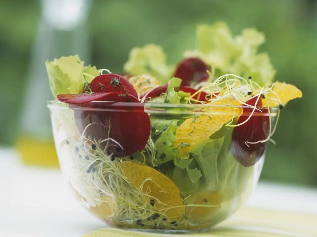 Grüner Salat mit Sprossen, Orange und Roter Bete Rezept | EAT SMARTER