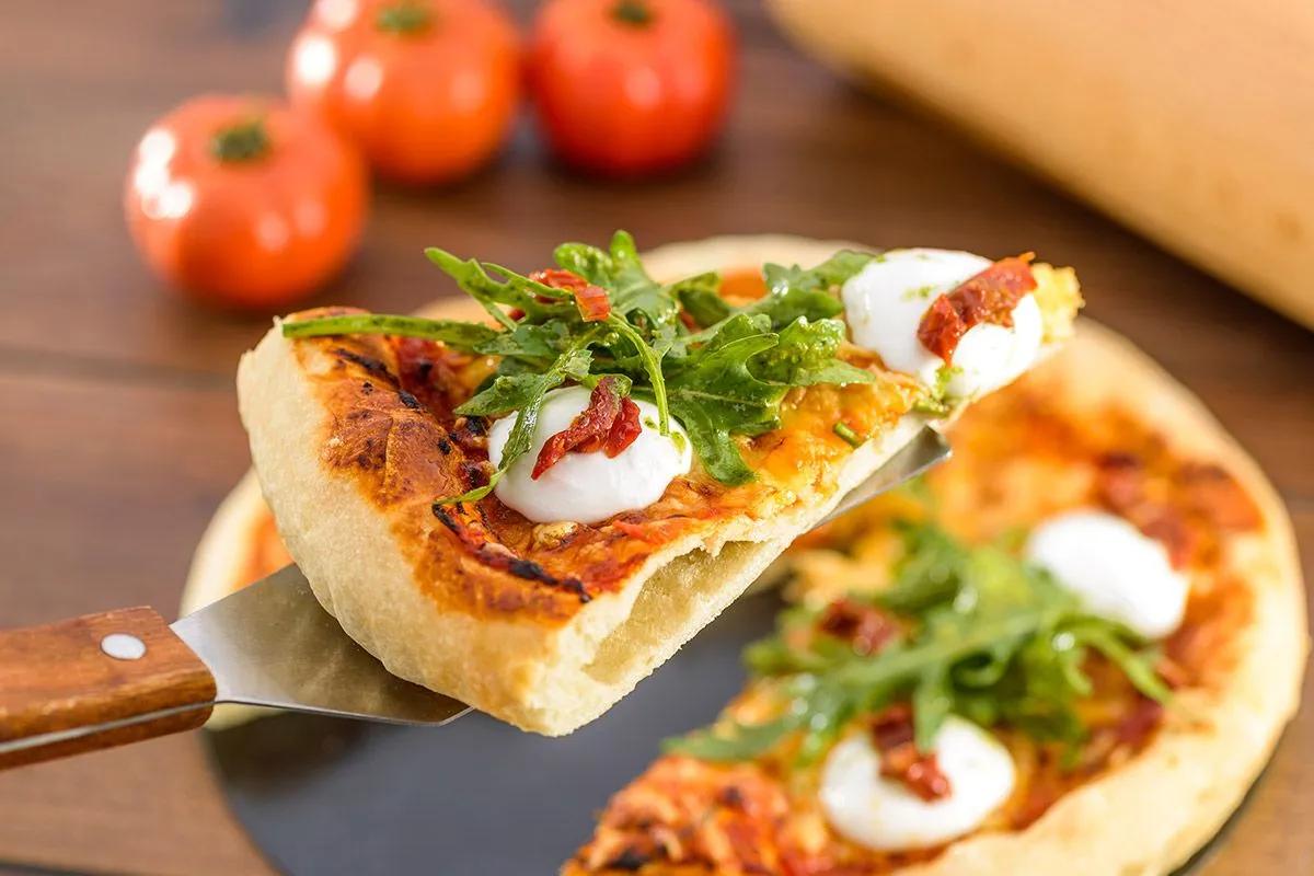 Pizza mit Mozzarella und Rucola | Rezept | Mozzarella, Lebensmittel ...