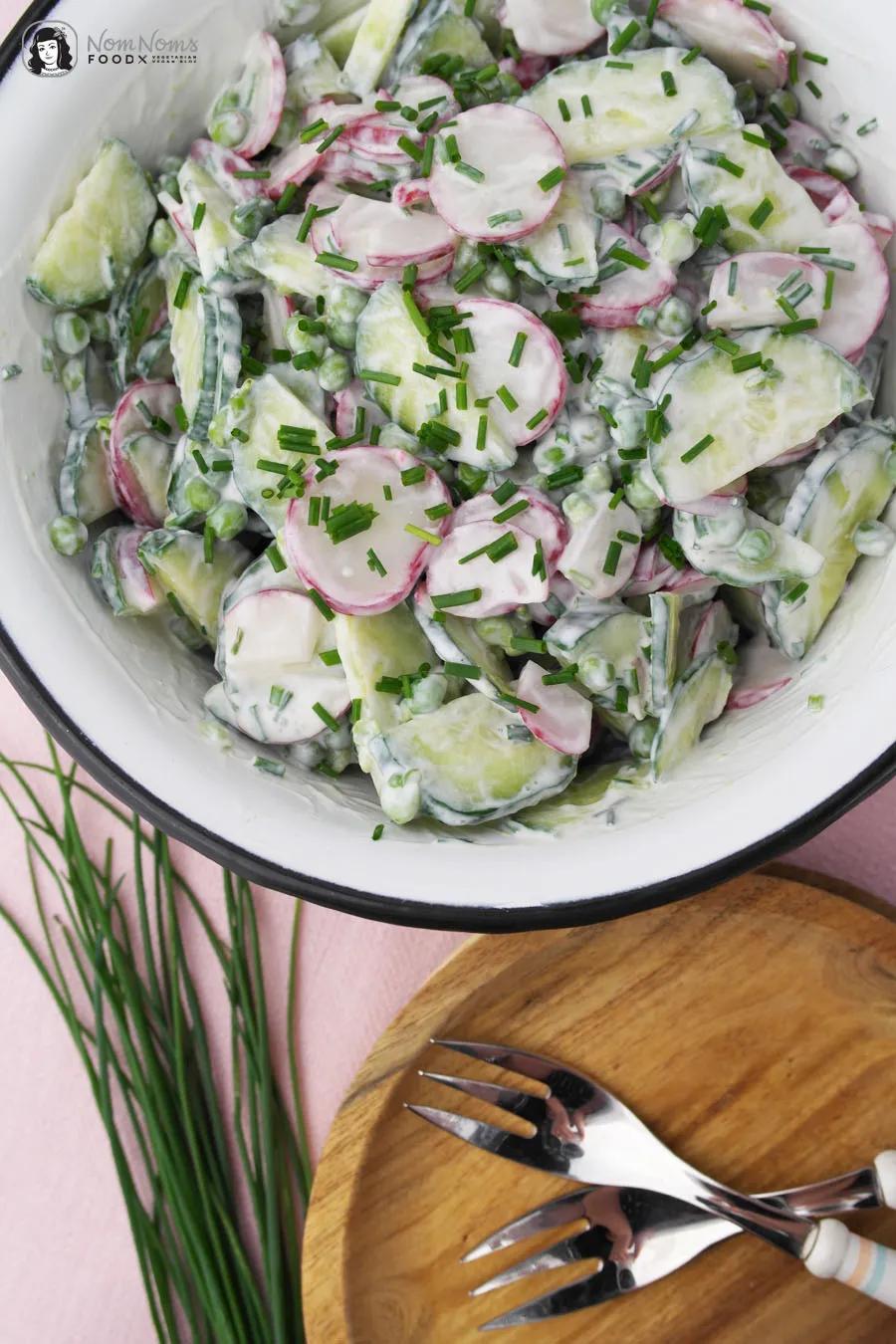 Radieschen-Gurken-Erbsen-Salat mit cremig-frischem Sour-Cream-Dressing ...