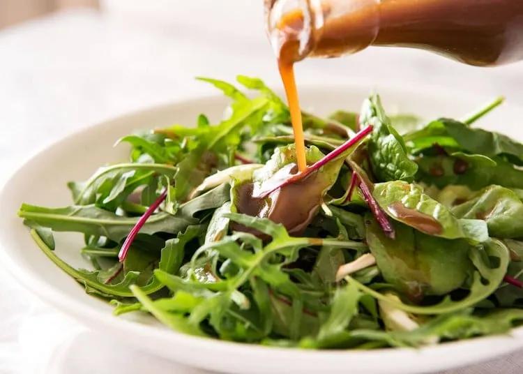 Salatdressing selber machen - 10 klassische und ausgefallene Rezepte