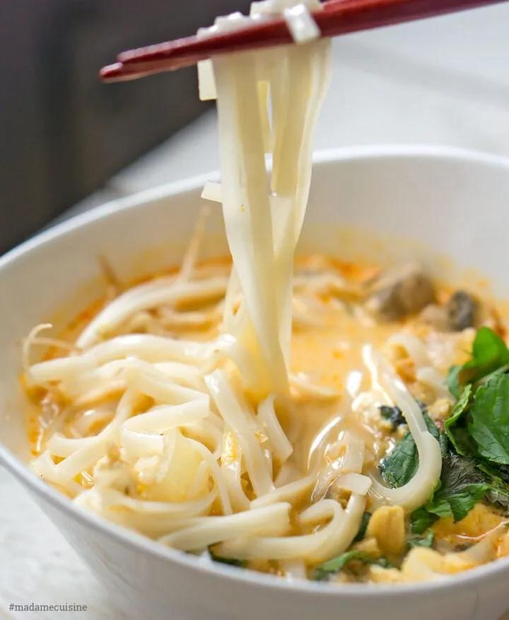Thai-Curry-Suppe mit Kokosmilch &amp; Reisnudeln - Madame Cuisine