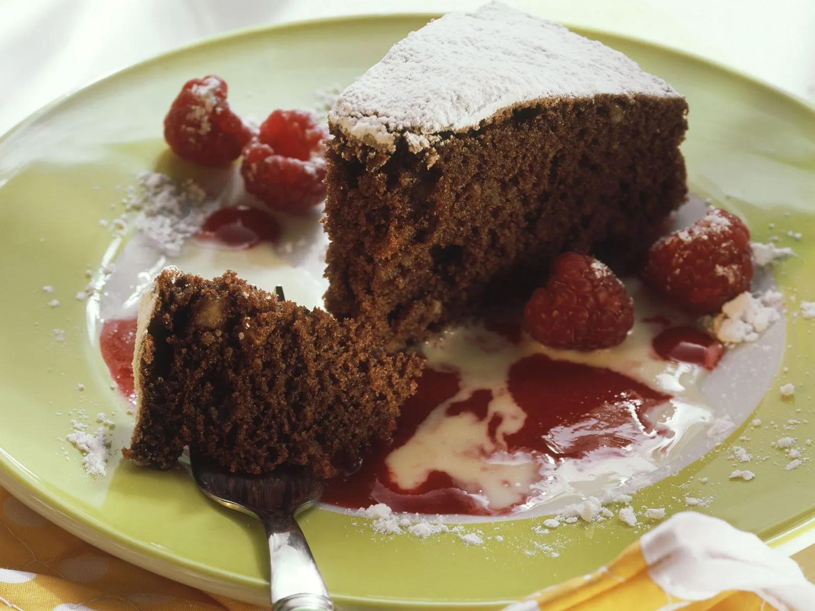 Schokoladen-Nuss-Kuchen mit Himbeer- und Vanillesoße Rezept | EAT SMARTER