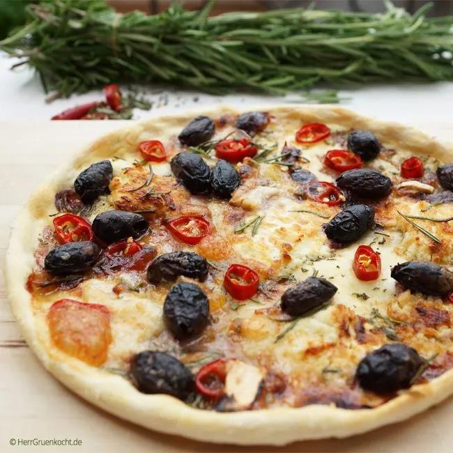 Pizza mit Peperoni, Schafskäse und schwarzen Oliven | Lecker pizza ...