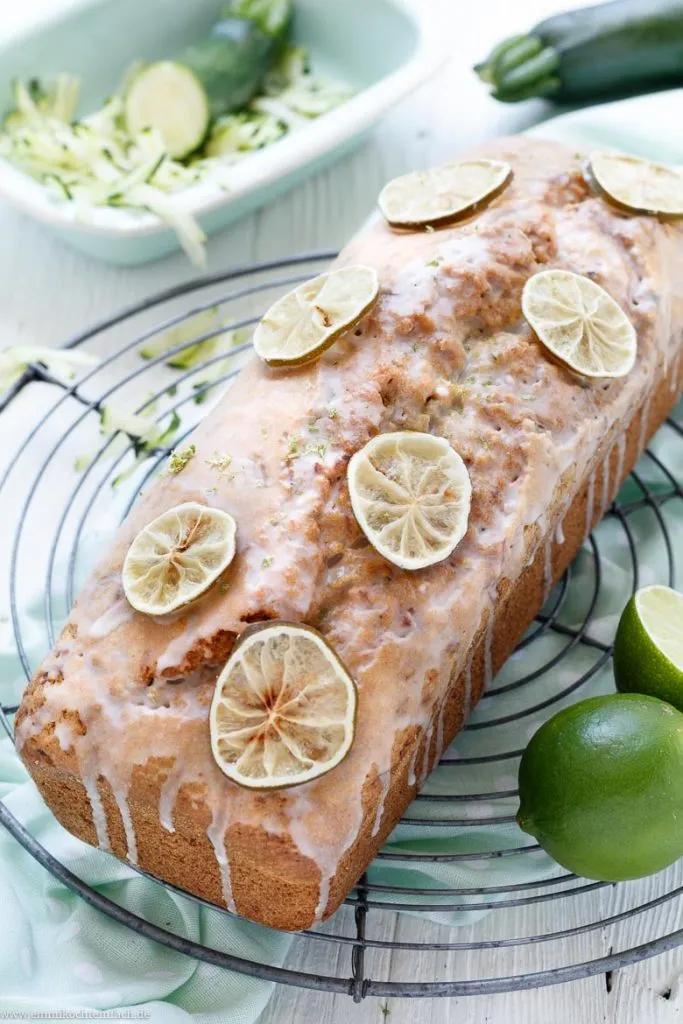 Zucchini Kuchen mit Mandeln und Limette - emmikochteinfach