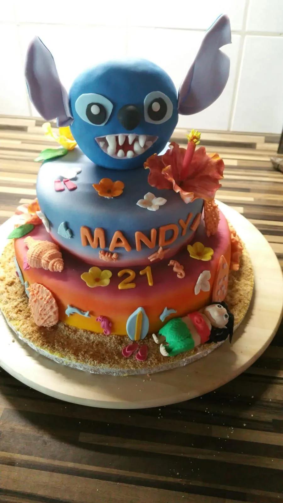 Lilo &amp; Stitch Torte. Gefüllt mit Himbeer Buttercreme Himbeerspiegel und ...