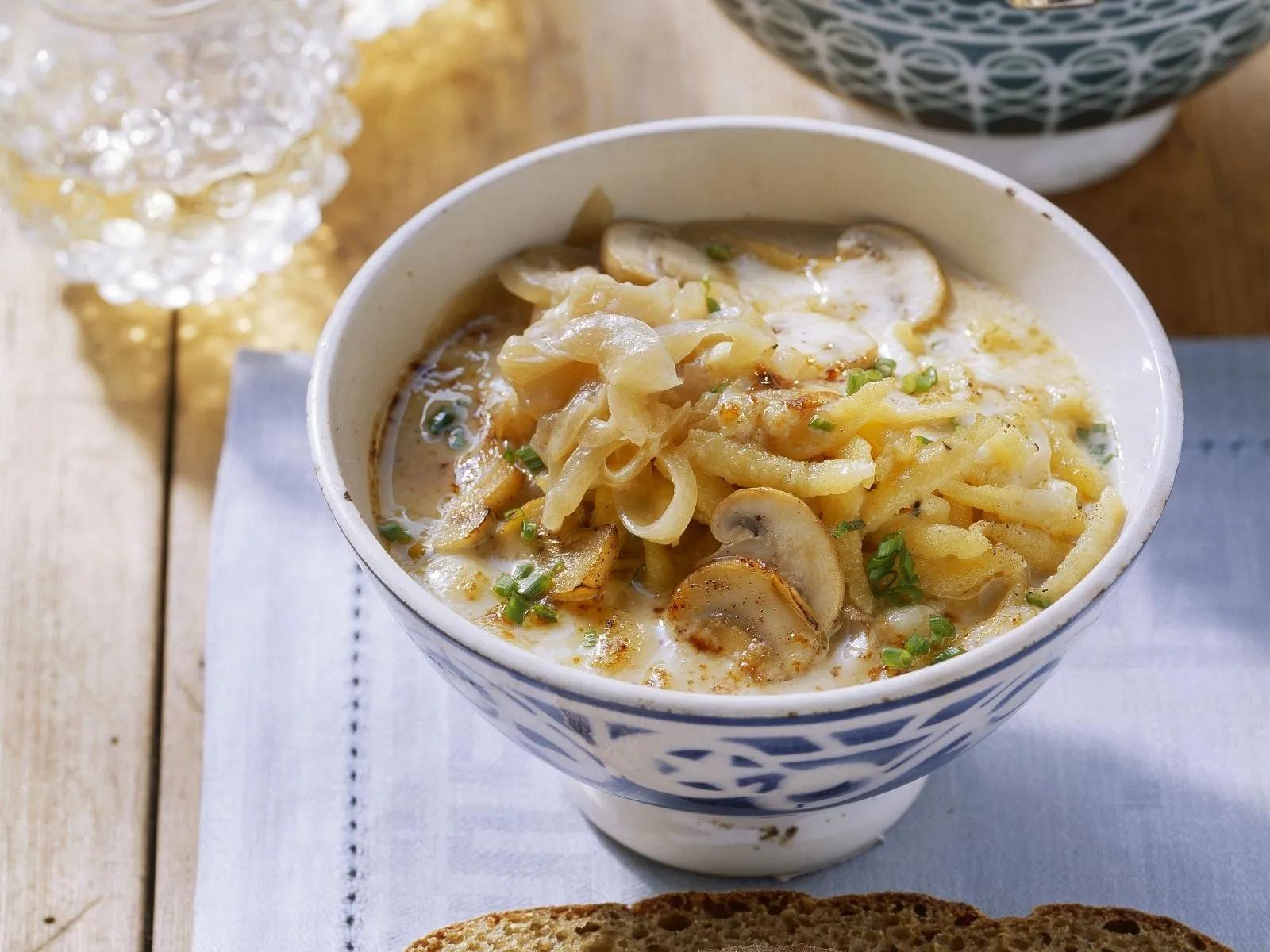 Käse-Champignon-Suppe mit Spätzle Rezept | EAT SMARTER