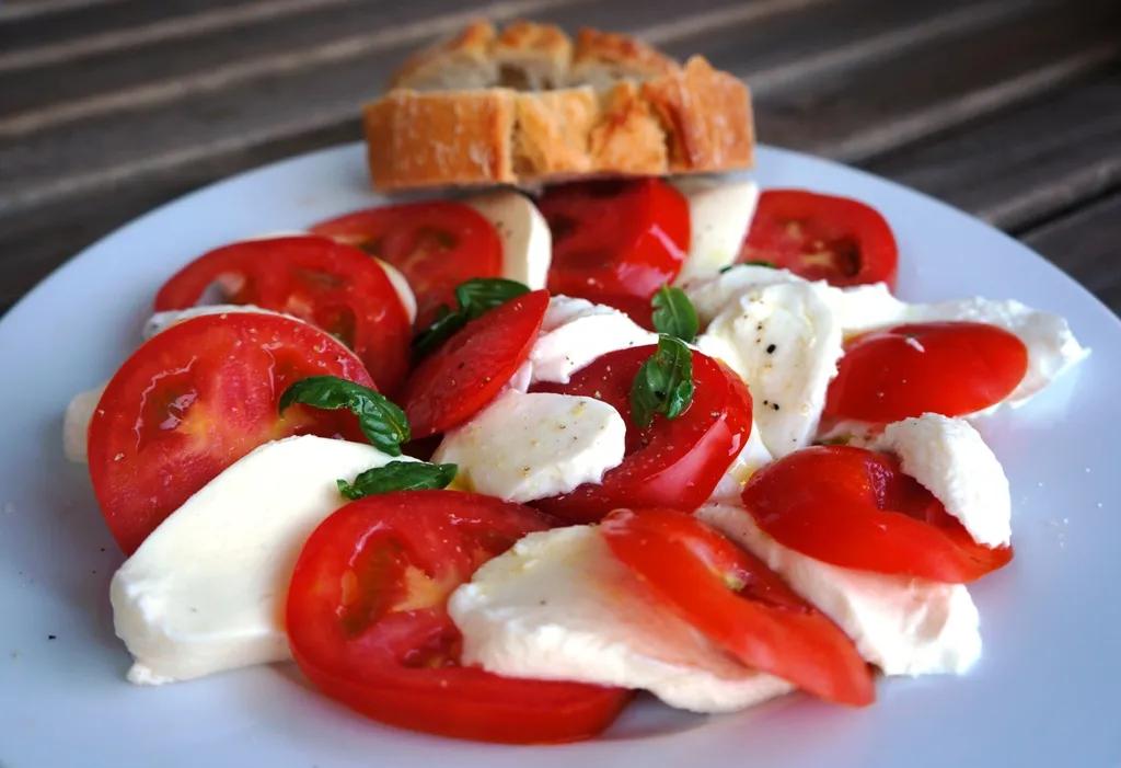 Mozzarella mit Tomaten / Basilikum - lizenzfreie Bilder | kostenloser ...
