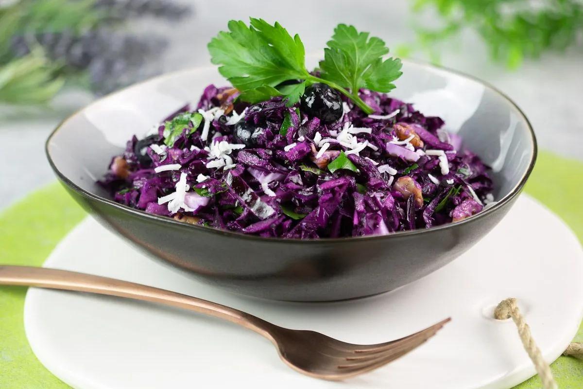 Rotkraut-Salat mit Ziegenkäse, Walnüsse und Beeren | Rezept | Salat mit ...