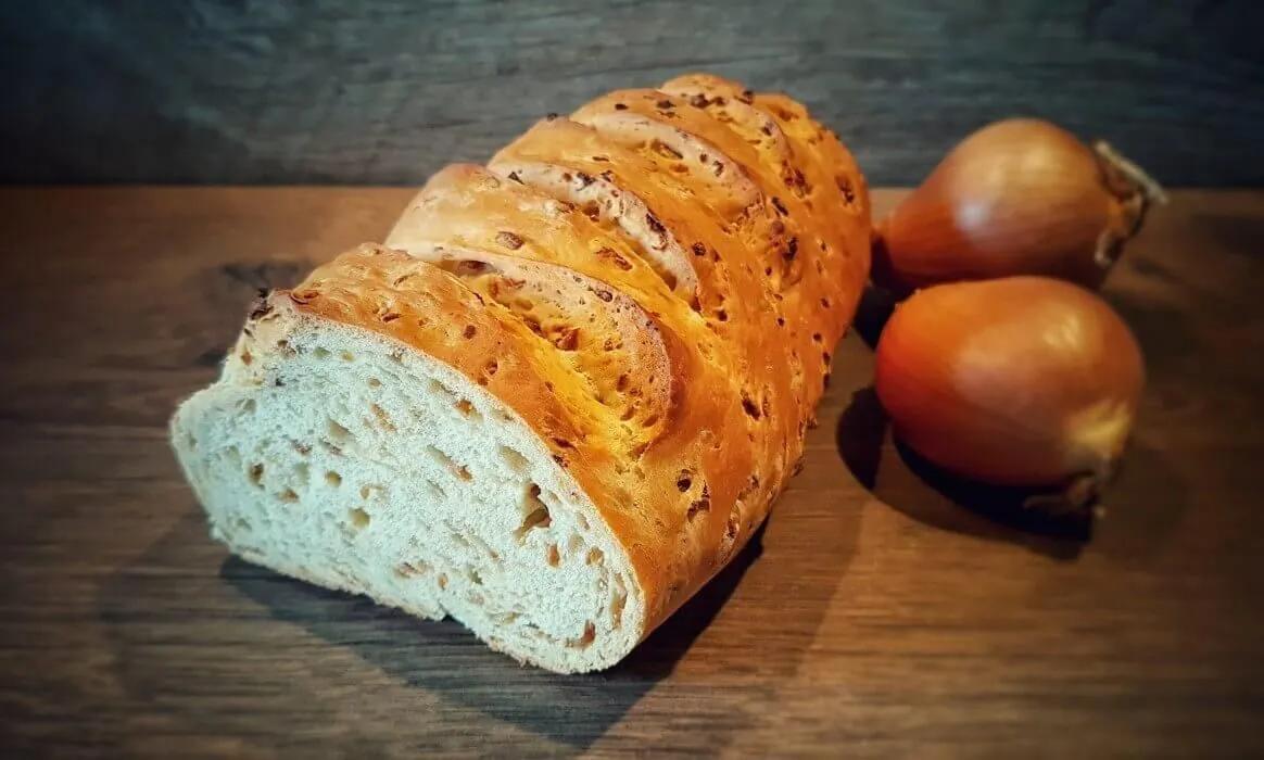 Zwiebelbrot – Rezept für selbstgebackenes Brot | Rezept | Zwiebelbrot ...