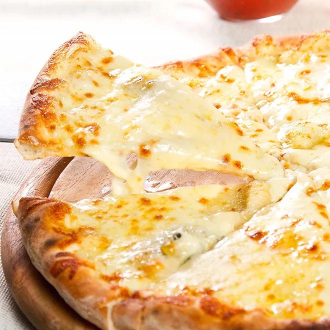 Recette Pizza aux quatre fromages au Thermomix® (facile, rapide)