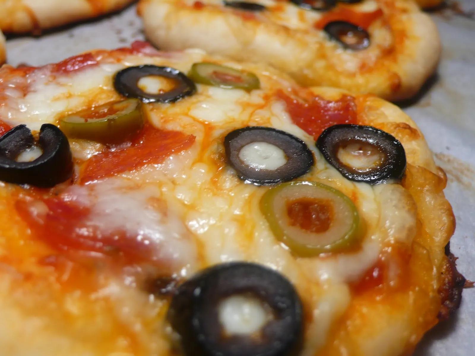 Joyously Domestic: Quick and Easy Mini Pizzas