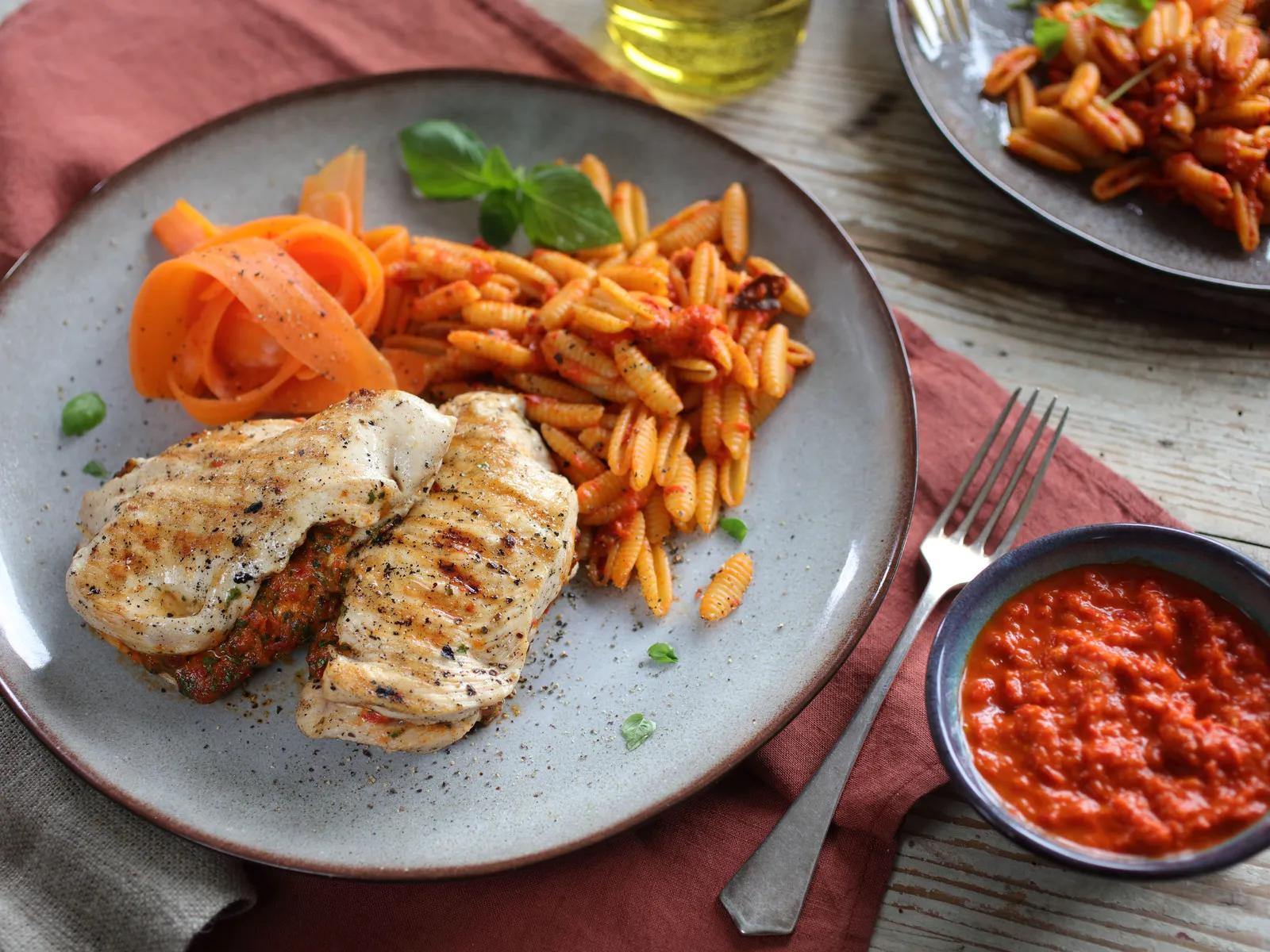 Hähnchenschnitzel mit Ajvar-Walnuss-Rucola-Pesto ♥ Podravka