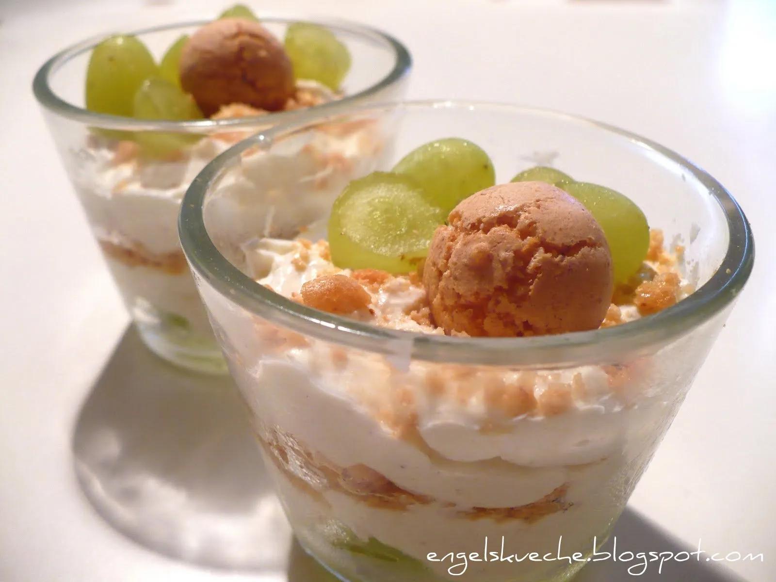 Essen aus Engelchens Küche: Mascarpone-Quark-Creme mit Trauben und Keksen