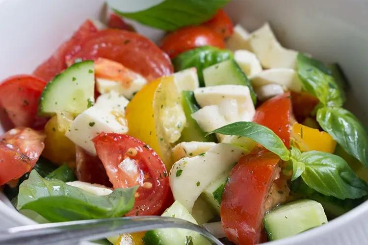 Tomaten-Mozzarella-Salat - Rezept | GuteKueche.de