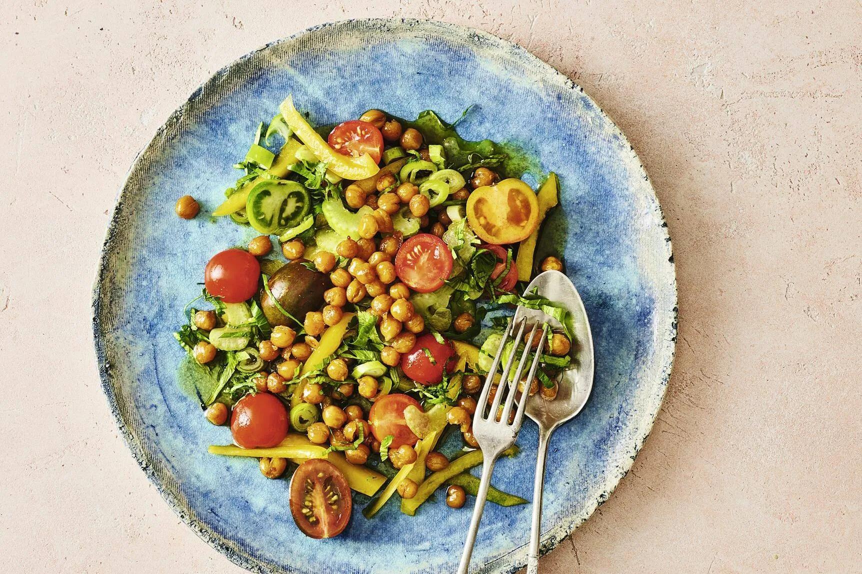 Tomaten-Paprika-Salat mit gerösteten Kichererbsen Rezept | Küchengötter