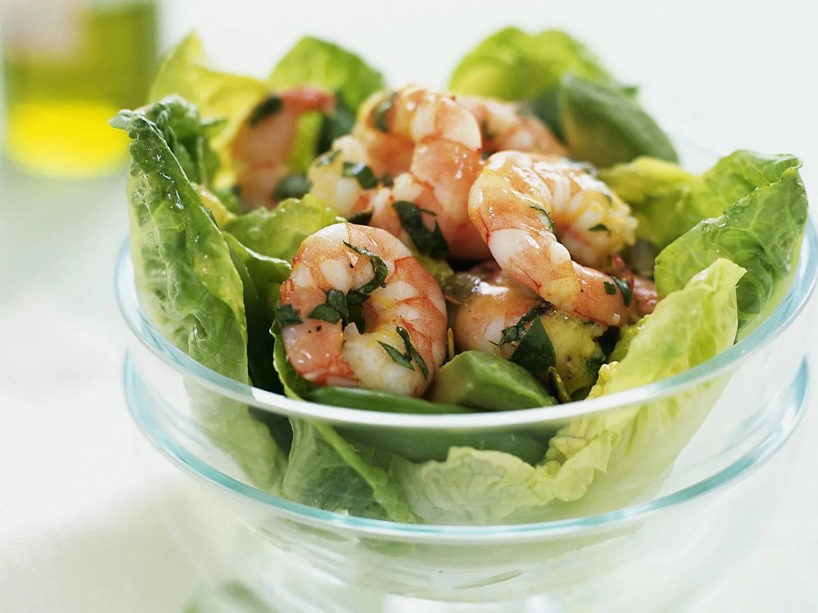 Grüner Salat mit Garnelen und Avocado Rezept | EAT SMARTER