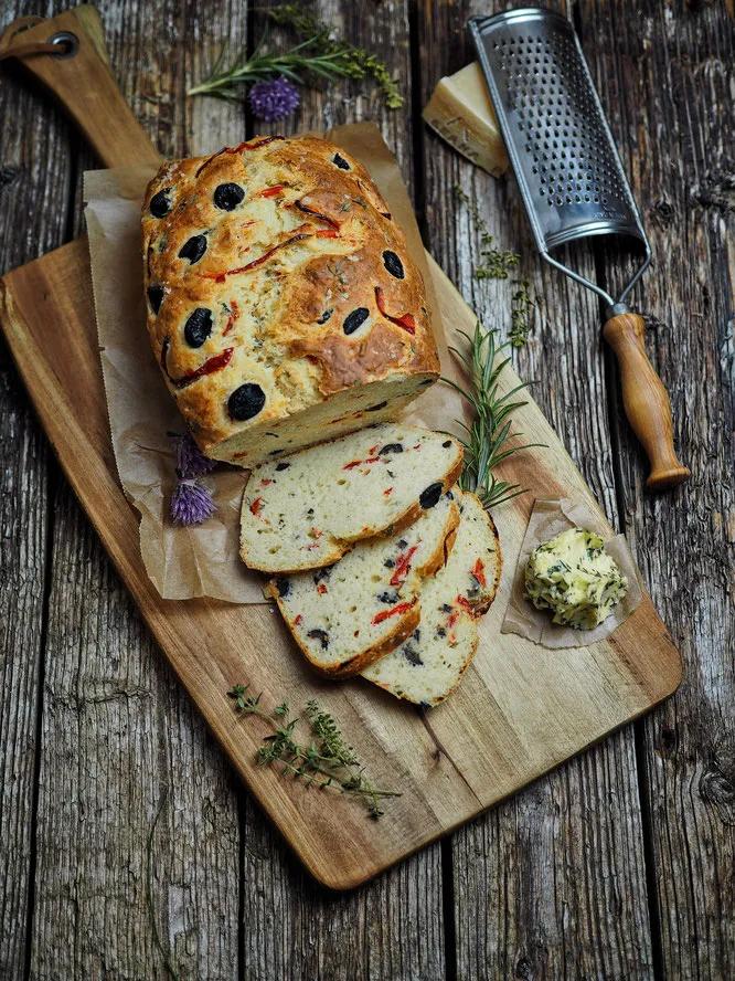 Rezept für mediterranes Oliven-Parmesan-Brot für gesellige Grillabende ...
