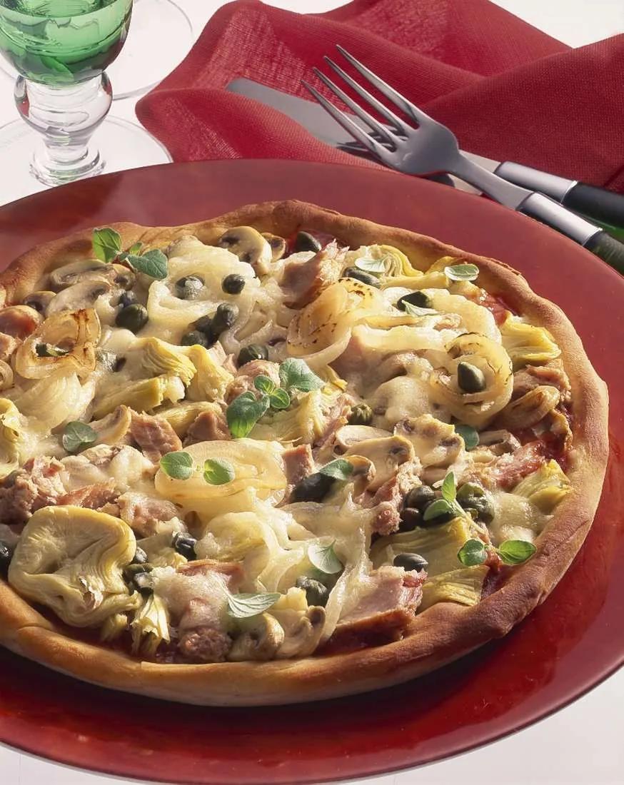 Thunfisch-Pizza mit Artischocken, Pilzen, und Kapern Rezept | EAT SMARTER