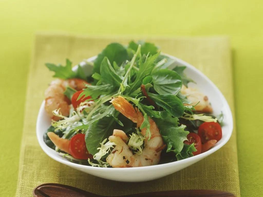 Gemischter Salat mit Shrimps Rezept | EAT SMARTER