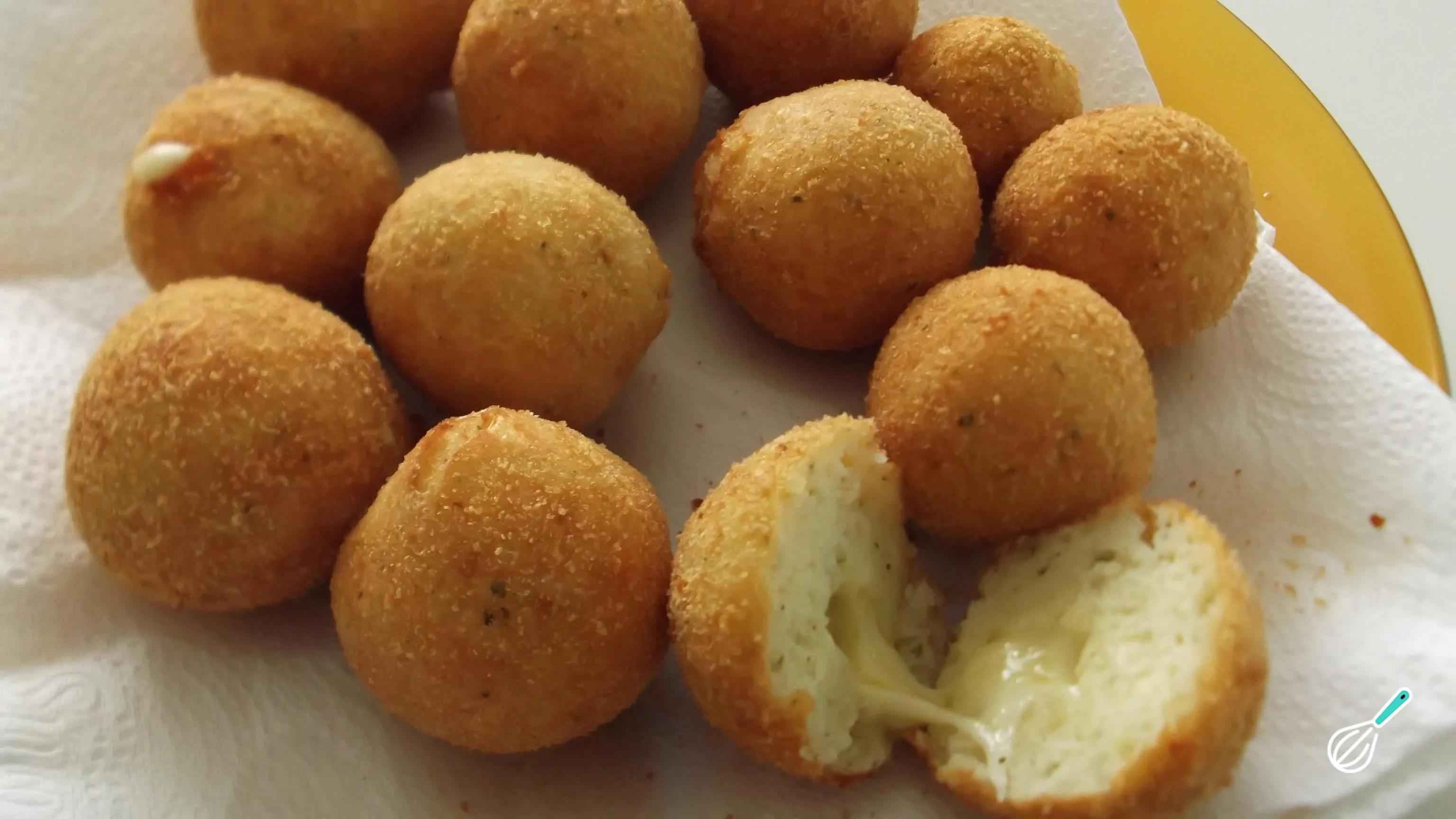 Bolinho de arroz recheado com queijo - Super cremoso!