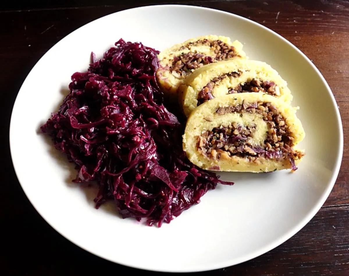 Kartoffel-Maronen-Roulade mit Rotkraut - Rezept - kochbar.de