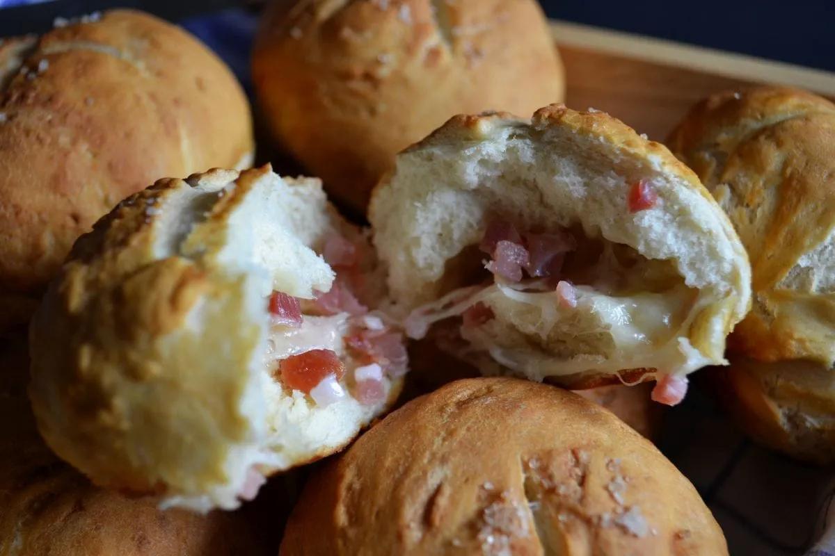 Gefüllte Laugenbrötchen mit Käse - Carl Tode Göttingen