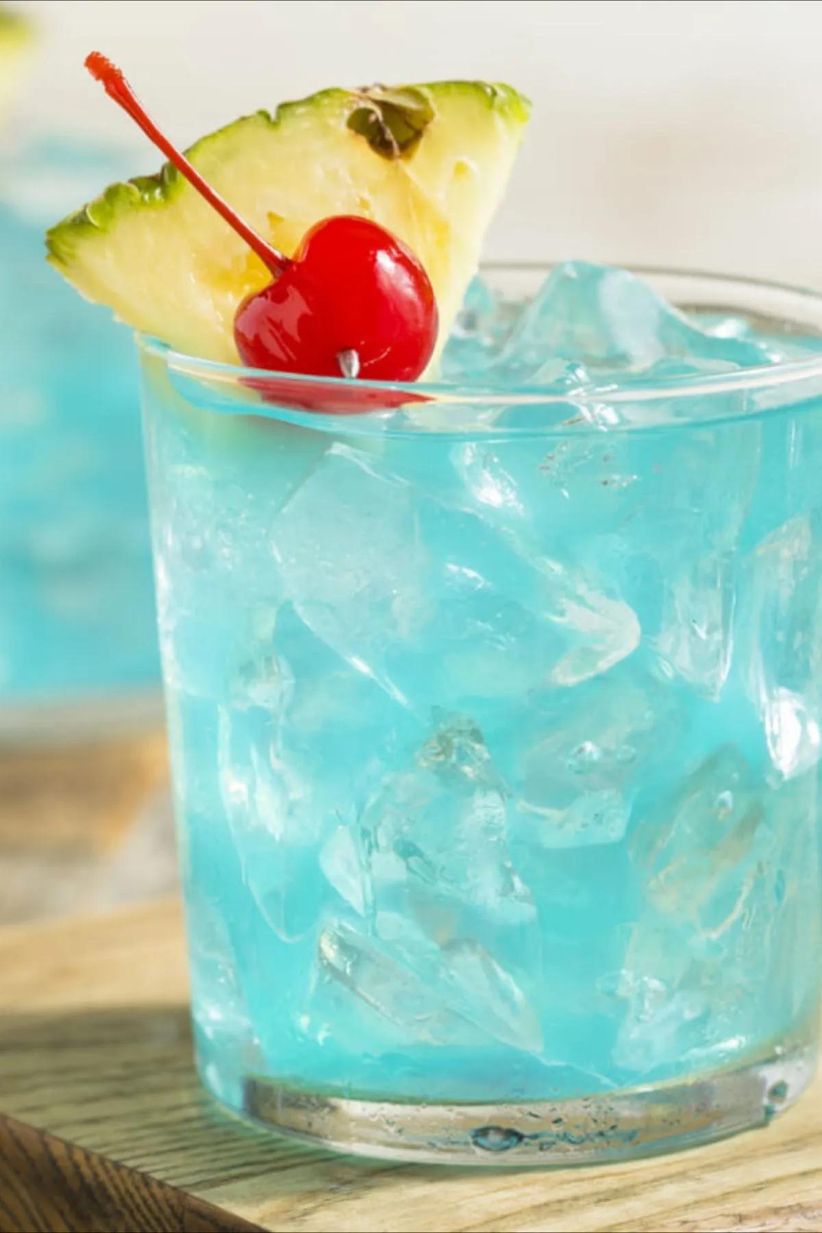 Blauer Cocktail mit Rum, Sprite und Blue Curacao Likör | Rezept | Rum ...