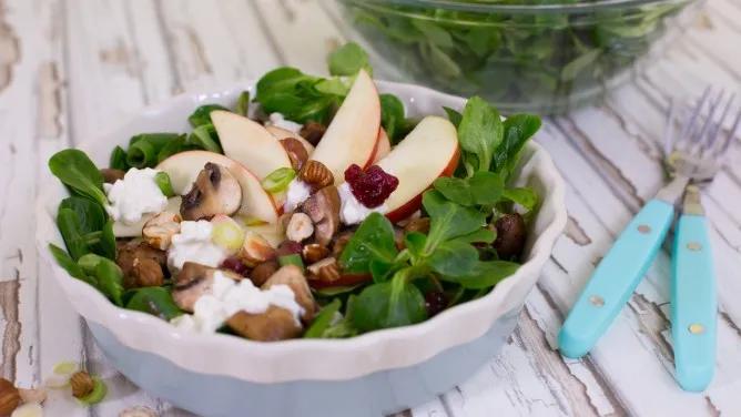 Fitness-Salat mit Äpfeln, Champignons und körnigem Frischkäse