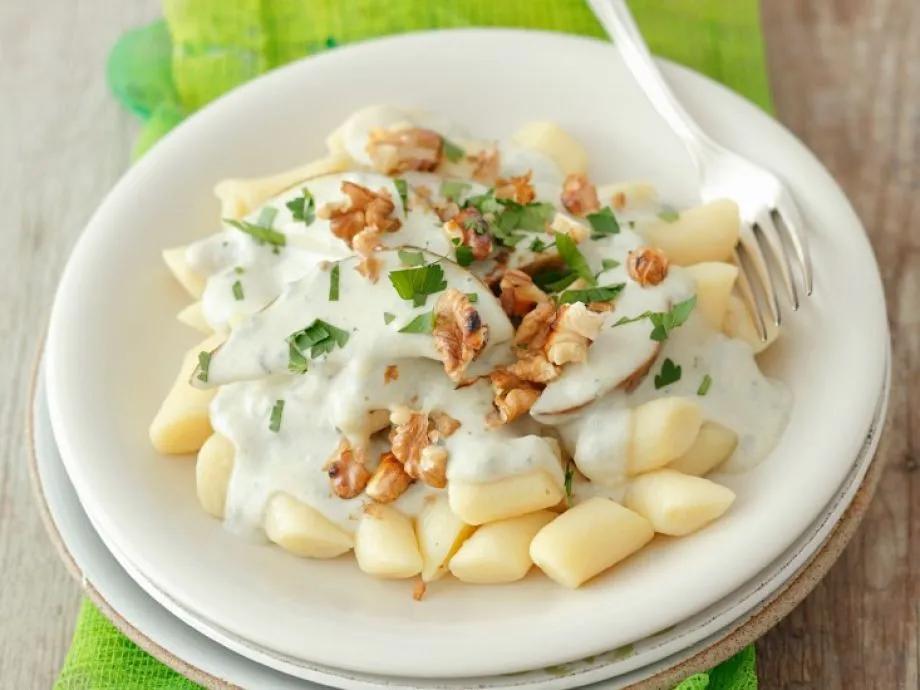 Gnocchi with Pear and Gorgonzola Cheese Sauce Recipe | EatSmarter