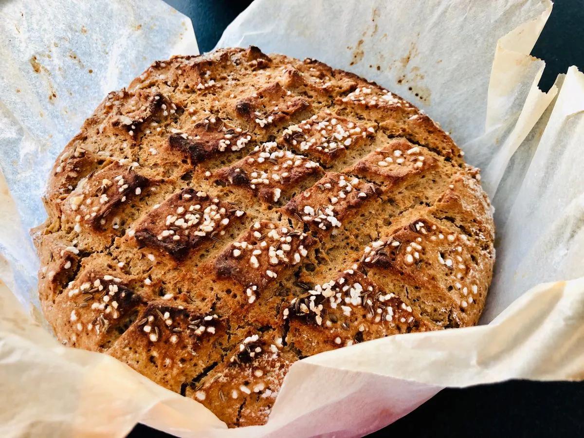 Schnelles Vollkorn-Krustenbrot | Brot backen rezept, Ideen fürs essen ...