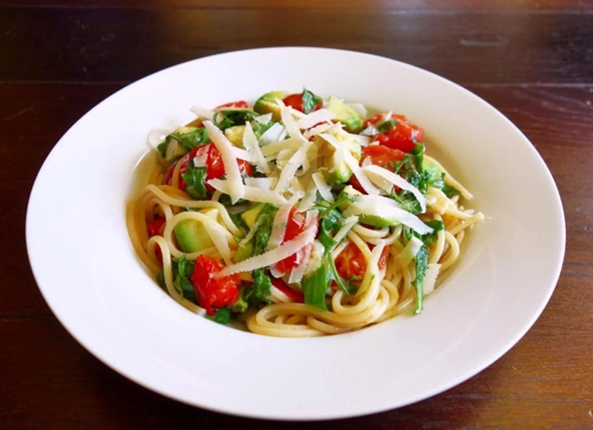 Spaghetti mit Tomaten, Avocado und Rucola - Rezept - kochbar.de