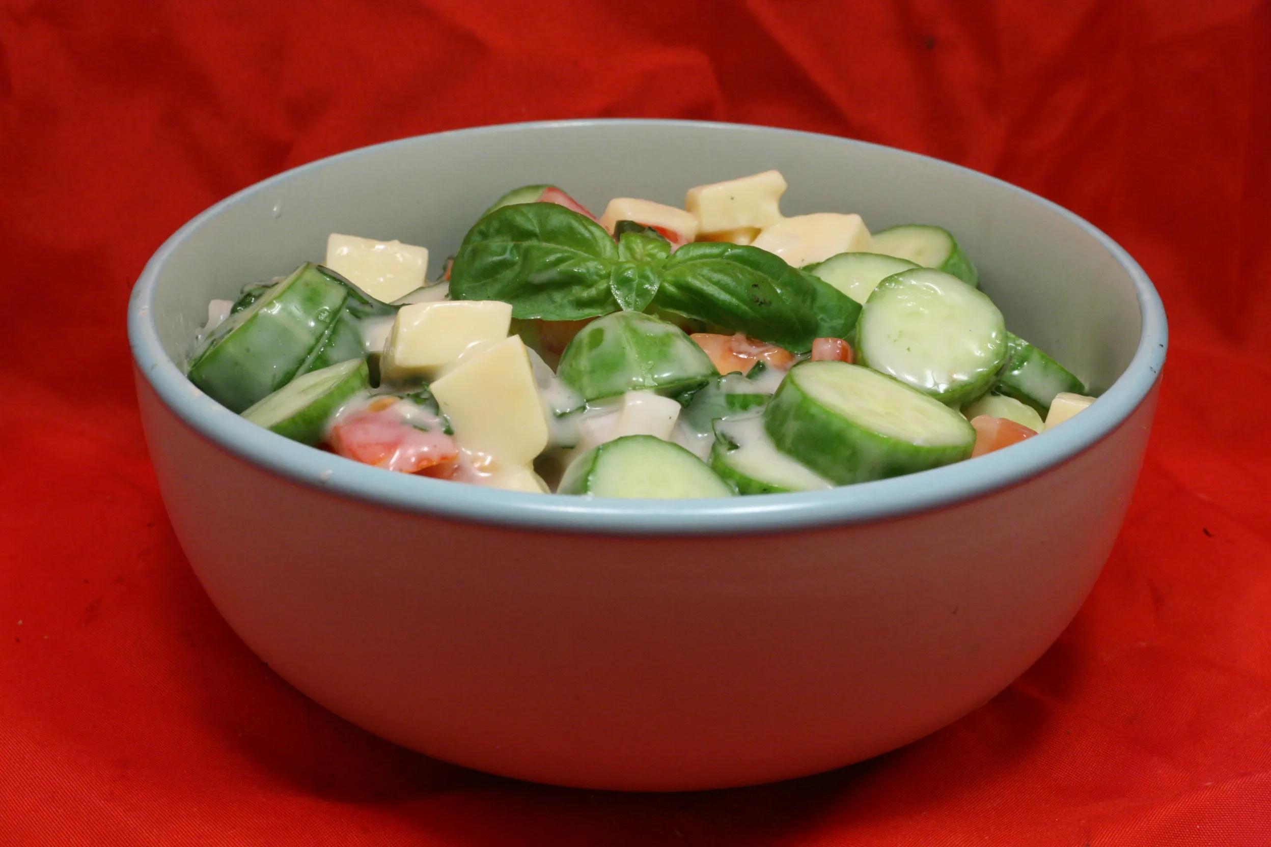 Mini-Gurken-Salat mit Skyr-Salatsauce - Nudelheissundhos